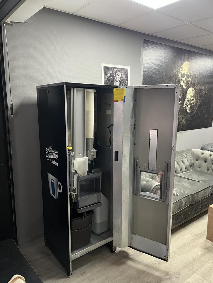 Distributeur de boissons chaudes NoxiVending, porte ouverte lors d'une maintenance