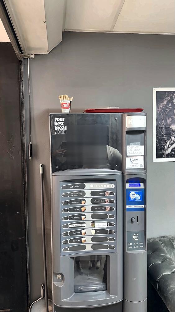 Distributeur de boissons chaudes NoxiVending en service, avec tarifs et coordonnées